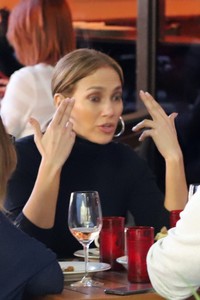 jennifer-lopez-and-alex-rodriguez-dines-at-a-miami-restaurant-12-16-2017-2.jpg