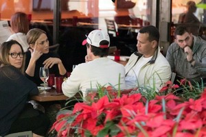 jennifer-lopez-and-alex-rodriguez-dines-at-a-miami-restaurant-12-16-2017-3.jpg