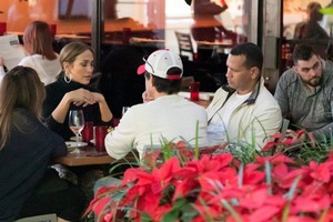 jennifer-lopez-and-alex-rodriguez-dines-at-a-miami-restaurant-12-16-2017-4.jpg