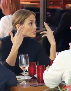 jennifer-lopez-and-alex-rodriguez-dines-at-a-miami-restaurant-12-16-2017-9.jpg