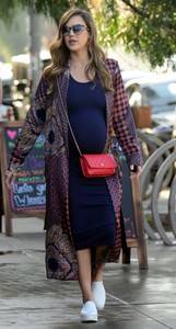 jessica-alba-shopping-in-venice-beach-12317-1.jpg