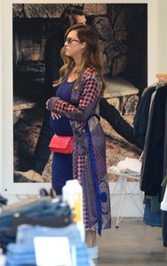 jessica-alba-shopping-in-venice-beach-12317-12.jpg