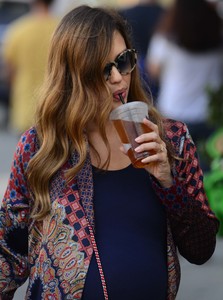 jessica-alba-shopping-in-venice-beach-12317-17.jpg