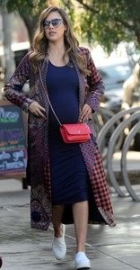 jessica-alba-shopping-in-venice-beach-12317-3.jpg