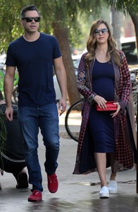jessica-alba-shopping-in-venice-beach-12317-4.jpg