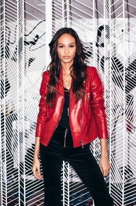 joan-smalls-1-835x1253.thumb.jpg.c679db94cc8f4f050552bc82e2ff49d4.jpg