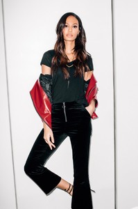 joan-smalls-13-835x1253.thumb.jpg.d1e4b7e84559e3289612d557c427973a.jpg