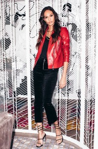 joan-smalls-3-835x1262.thumb.jpg.6ab24b95fa506804c2b8025245aec241.jpg