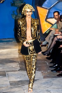 john-galliano-fw-1997-1.thumb.jpeg.05046aa5711539103d0fbed8f74e3234.jpeg