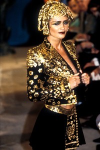 john-galliano-fw-1997-2.thumb.jpeg.01ae39c37bff61e3d4a962d1cbf654a4.jpeg