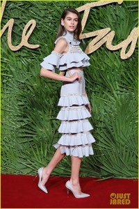 kaia-gerber-fashion-awards-2017-05.thumb.jpg.07f1627c2168198cf0db0e5fd5a611f3.jpg