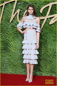 kaia-gerber-fashion-awards-2017-12.thumb.jpg.85b4b00fe029259c9c6f7b93a0c08c3d.jpg