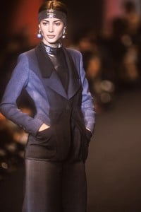 karl-lagerfeld-fw-1991-3.thumb.JPEG.6de65cd30a9c29863ff3b3041eda2cd1.JPEG