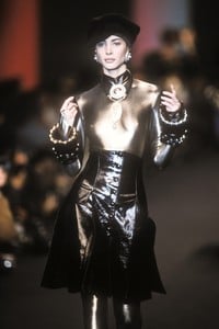 karl-lagerfeld-fw-1991-4.thumb.JPEG.d5505cdf3ca447f78f138550ed9a322d.JPEG