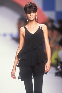 karl-lagerfeld-ss-1991-12.thumb.JPEG.67cd6354b7b6b463bb1a3ff5b7b8bf1f.JPEG