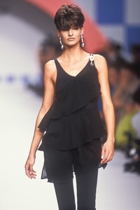 karl-lagerfeld-ss-1991-12.thumb.JPEG.67cd6354b7b6b463bb1a3ff5b7b8bf1f.JPEG