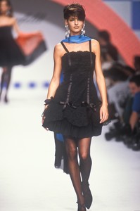 karl-lagerfeld-ss-1991-13.thumb.JPEG.aac85b71da8eedfde17e9bbd71ce739f.JPEG