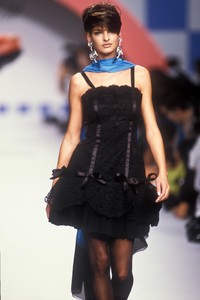 karl-lagerfeld-ss-1991-14.thumb.JPEG.73891d3a1dac680962090d8d83e85496.JPEG