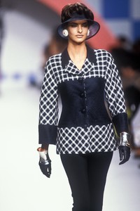 karl-lagerfeld-ss-1991-2.thumb.JPEG.a9311a7c1b6f96c6b928ce870db59797.JPEG