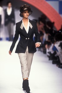 karl-lagerfeld-ss-1991-3.thumb.JPEG.65e90bf35cab5109e161e4d5a4772edb.JPEG