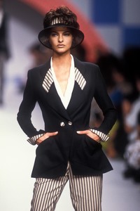 karl-lagerfeld-ss-1991-4.thumb.JPEG.086a7647e4504f52b633c6ec09ce0ac1.JPEG