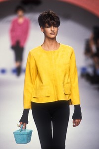 karl-lagerfeld-ss-1991-8.thumb.JPEG.d77f268cfe40578efceebc533db03e07.JPEG