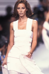 karl-lagerfeld-ss-1992-5-_2_.thumb.jpg.2d9c2a0597da6af1884e720143dbf126.jpg