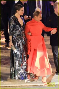 kate-hudson-and-sia-step-out-for-seth-macfarlanes-holiday-party-01.jpg