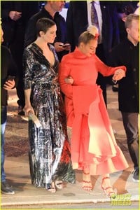 kate-hudson-and-sia-step-out-for-seth-macfarlanes-holiday-party-03.jpg