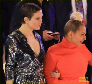 kate-hudson-and-sia-step-out-for-seth-macfarlanes-holiday-party-04.jpg