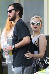 kate-hudson-debuts-new-blonde-hair-shares-kiss-with-boyfriend-danny-fujikawa-01.jpg