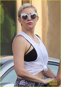 kate-hudson-debuts-new-blonde-hair-shares-kiss-with-boyfriend-danny-fujikawa-02.jpg