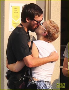 kate-hudson-debuts-new-blonde-hair-shares-kiss-with-boyfriend-danny-fujikawa-03.jpg