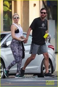 kate-hudson-debuts-new-blonde-hair-shares-kiss-with-boyfriend-danny-fujikawa-05.jpg