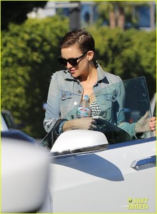 kate-hudson-grabs-lunch-with-her-brother-oliver-in-santa-monica-04.jpg