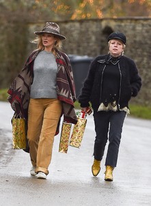 kate-moss-delivers-festive-gifts-to-neighbours-0.jpg