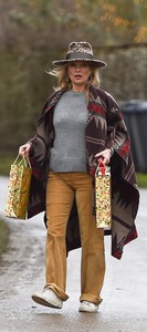 kate-moss-delivers-festive-gifts-to-neighbours-1.jpg