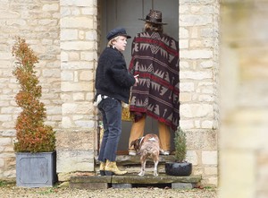 kate-moss-delivers-festive-gifts-to-neighbours-2.jpg