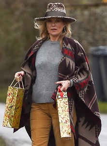 kate-moss-delivers-festive-gifts-to-neighbours-3.jpg