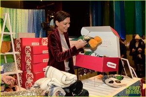 katie-holmes-lends-helping-hand-at-old-navy-deck-the-hauls-gifting-01.jpg