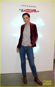 katie-holmes-lends-helping-hand-at-old-navy-deck-the-hauls-gifting-02.jpg