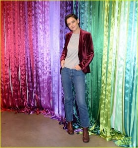 katie-holmes-lends-helping-hand-at-old-navy-deck-the-hauls-gifting-05.jpg