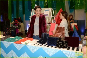 katie-holmes-lends-helping-hand-at-old-navy-deck-the-hauls-gifting-07.jpg