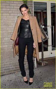 katie-holmes-sarah-jessica-parker-hearst-100-05.jpg