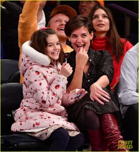 katie-holmes-suri-basketball-game-02.jpg