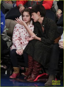 katie-holmes-suri-basketball-game-05.jpg