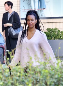 kelly-rowland-christmas-shops-at-barney-s-new-york-12-20-2017-2.jpg