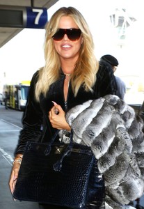khloe-kardashian-at-lax-airport-in-los-angeles-0.jpg