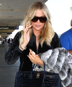 khloe-kardashian-at-lax-airport-in-los-angeles-2.jpg