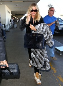 khloe-kardashian-at-lax-airport-in-los-angeles-4.jpg